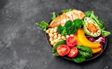 Pilav, tavuk göğsü, brokoli, balkabağı, avokado, nohut, havuç, salatalık, arka planda pancar.