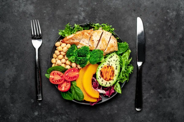 Pilav, tavuk göğsü, brokoli, balkabağı, avokado, nohut, havuç, salatalık, arka planda pancar.