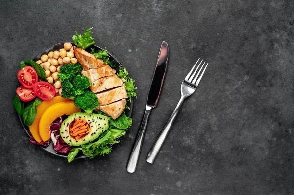 Pilav, tavuk göğsü, brokoli, balkabağı, avokado, nohut, havuç, salatalık, arka planda pancar.