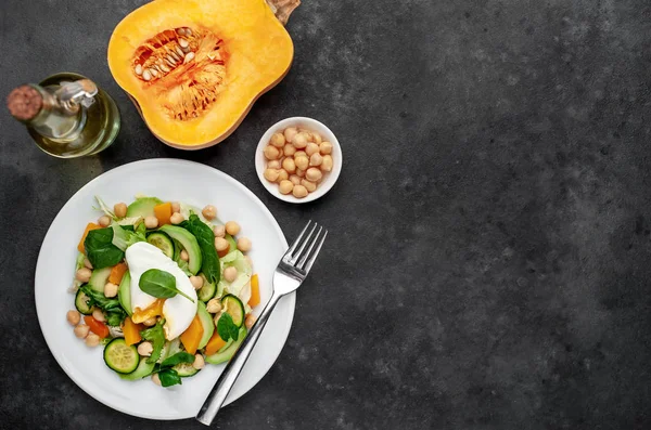 Teller Mit Avocadosalat Kichererbsen Kürbissen Gurken Pochierten Eiern Teller Auf — Stockfoto