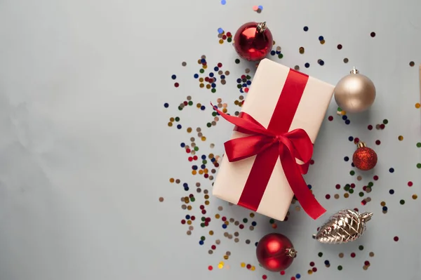 Composición Navideña Sobre Fondo Blanco Con Caja Regalo Blanca Con — Foto de Stock