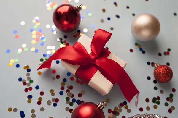 Composición Navideña Sobre Fondo Blanco Con Caja Regalo Blanca Con — Foto de Stock