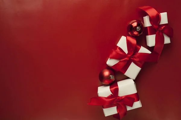 Tarjeta Navidad Con Cajas Regalo Sobre Fondo Rojo Cajas Regalo — Foto de Stock