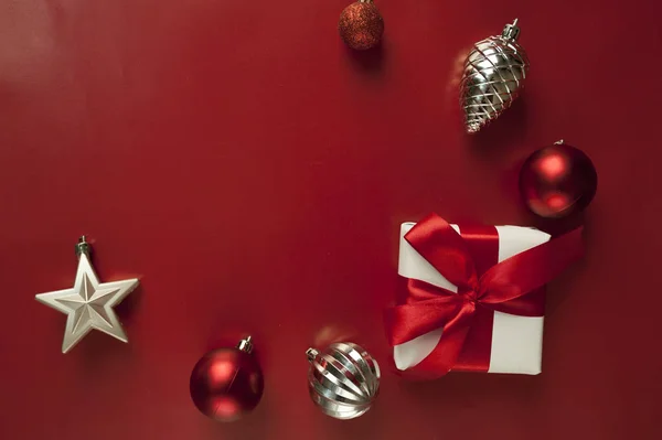 Χριστουγεννιάτικη Κάρτα Κουτί Δώρου Κόκκινο Φόντο Λευκό Κουτί Δώρου Χριστουγέννων — Φωτογραφία Αρχείου