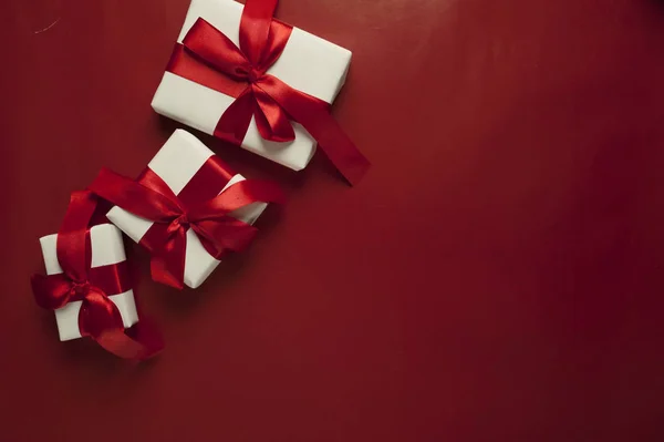Tarjeta Navidad Con Cajas Regalo Sobre Fondo Rojo Cajas Regalo — Foto de Stock