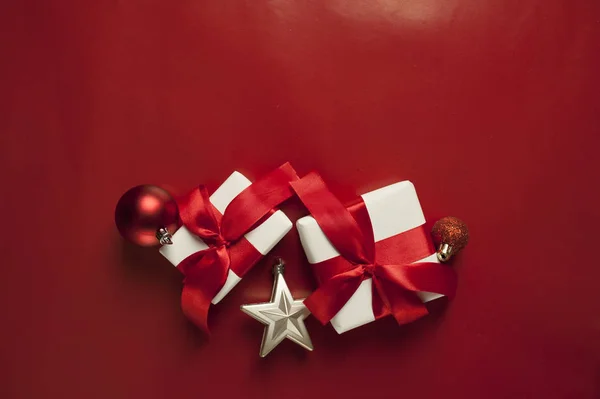 Cartão Natal Com Caixas Presente Fundo Vermelho Caixas Presente Natal — Fotografia de Stock