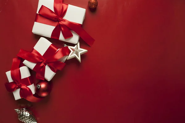 Tarjeta Navidad Con Cajas Regalo Sobre Fondo Rojo Cajas Regalo — Foto de Stock