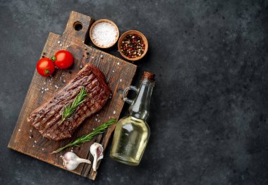 Arka planda ızgara biftek.