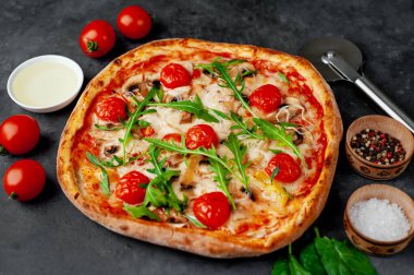 Mozzarella peynirli, mantarlı, domatesli, dolmalık biberli lezzetli İtalyan pizzası.