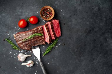 Arka planda ızgara biftek.