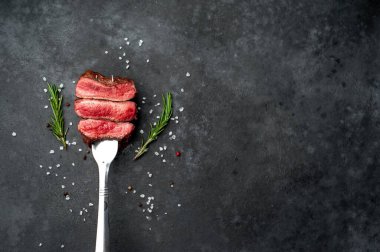 Arka planda ızgara biftek.