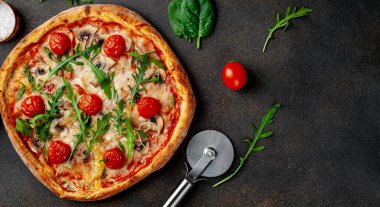 Mozzarella peynirli, mantarlı, domatesli, dolmalık biberli lezzetli İtalyan pizzası.