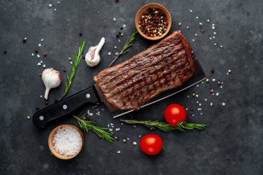 Arka planda ızgara biftek.