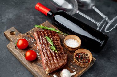 Taş zeminde lezzetli bir biftek ve şarap.