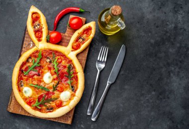 Tavşan şeklinde Paskalya pizzası ve arka planda bıldırcın yumurtası.