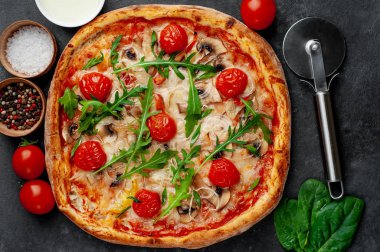 Mozzarella peynirli, mantarlı, domatesli, dolmalık biberli lezzetli İtalyan pizzası.