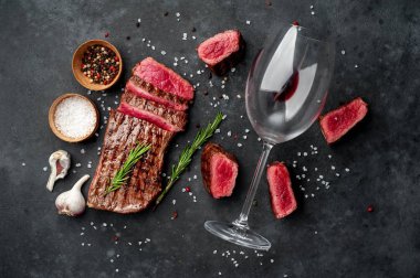 Arka planda ızgara biftek.