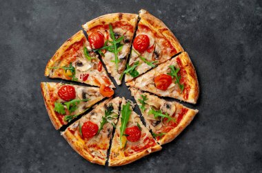 Mozzarella peynirli, mantarlı, domatesli, dolmalık biberli, soğanlı lezzetli İtalyan pizzası.