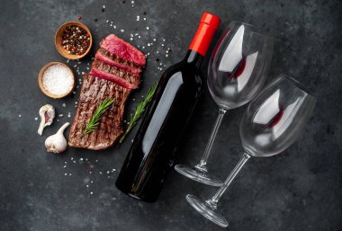 Taş zeminde lezzetli bir biftek ve şarap.