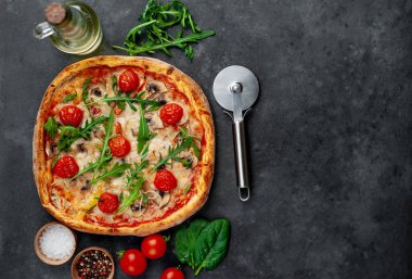 Mozzarella peynirli, mantarlı, domatesli, dolmalık biberli lezzetli İtalyan pizzası.