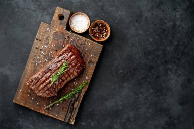 Arka planda ızgara biftek.