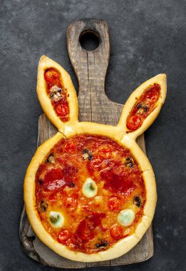Tavşan şeklinde Paskalya pizzası ve arka planda bıldırcın yumurtası.