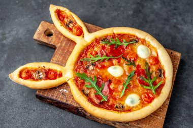 Tavşan şeklinde Paskalya pizzası ve arka planda bıldırcın yumurtası.