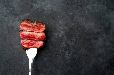 Arka planda ızgara biftek.