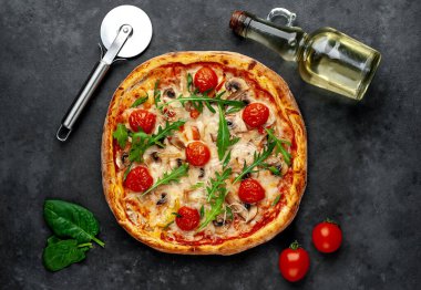 Mozzarella peynirli, mantarlı, domatesli, dolmalık biberli lezzetli İtalyan pizzası.