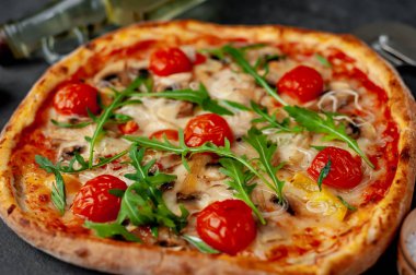 Mozzarella peynirli, mantarlı, domatesli, dolmalık biberli lezzetli İtalyan pizzası.