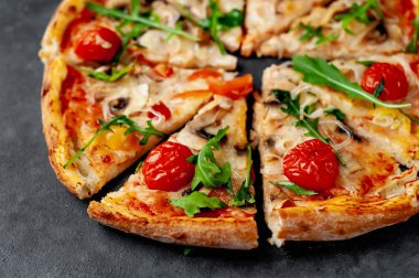 Mozzarella peynirli, mantarlı, domatesli, dolmalık biberli, soğanlı lezzetli İtalyan pizzası.