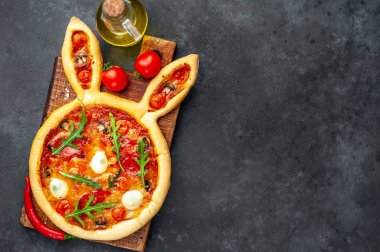 Tavşan şeklinde paskalya pizzası ve arka planda yumurtalar.