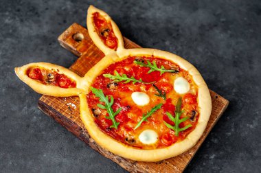 Tavşan şeklinde paskalya pizzası ve arka planda yumurtalar.