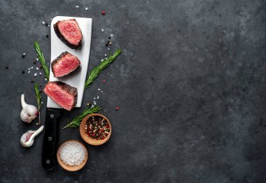 Arka planda ızgara biftek.