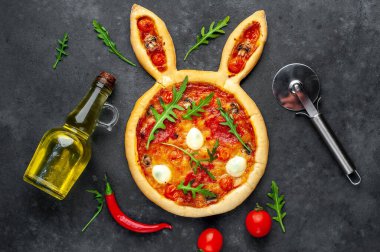 Tavşan şeklinde paskalya pizzası ve arka planda yumurtalar.