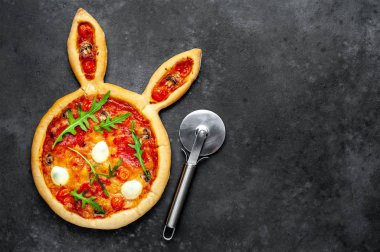 Tavşan şeklinde paskalya pizzası ve arka planda yumurtalar.