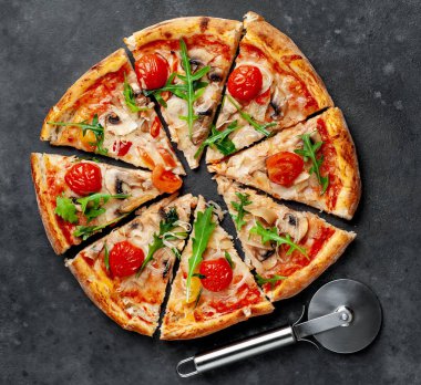 Mozzarella peynirli, mantarlı, domatesli, dolmalık biberli, soğanlı lezzetli İtalyan pizzası.