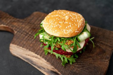 Vejetaryen burger, pancar, nohut, armut, roka, salatalık...