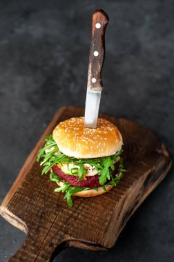 Vejetaryen burger, pancar, nohut, armut, roka, salatalık...