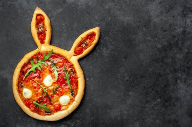 Tavşan şeklinde paskalya pizzası ve arka planda yumurtalar.