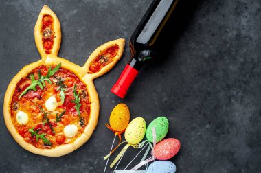 Paskalya bayramını kutlayalım. Bayramlık Paskalya tavşanı pizzası ve bir şişe şarap.  