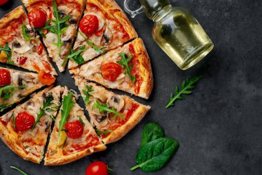 Mozzarella peynirli, mantarlı, domatesli, dolmalık biberli, soğanlı lezzetli İtalyan pizzası.