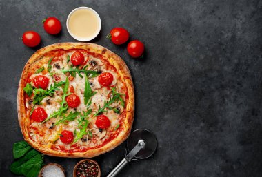 Mozzarella peynirli, mantarlı, domatesli, dolmalık biberli lezzetli İtalyan pizzası.