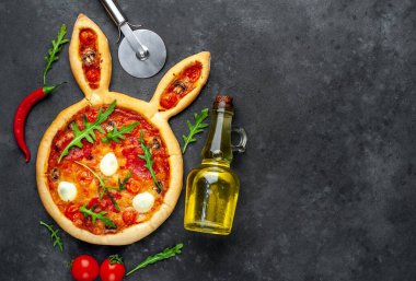 Tavşan şeklinde paskalya pizzası ve arka planda yumurtalar.