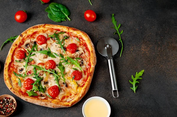 美味的意大利披萨加意大利芝士 西红柿 — 图库照片