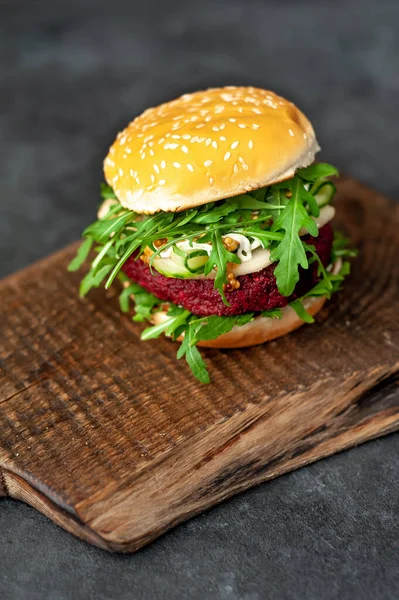 Hambúrguer Vegetariano Com Beterraba Grão Bico Pêra Rúcula Pepino Uma — Fotografia de Stock