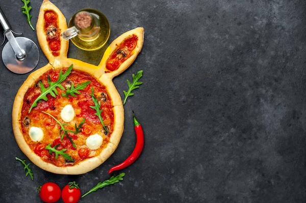 Tavşan şeklinde paskalya pizzası ve arka planda yumurtalar.
