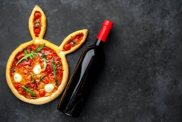 Paskalya bayramını kutlayalım. Bayramlık Paskalya tavşanı pizzası ve bir şişe şarap.  