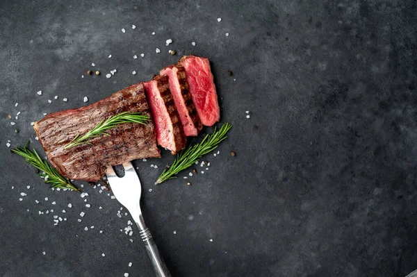 Gegrilltes Rindersteak Auf Einem Steinernen Hintergrund — Stockfoto