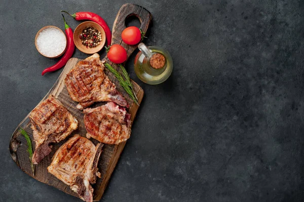 Filetes Parrilla Con Especias Una Tabla Cortar Sobre Fondo Piedra —  Fotos de Stock